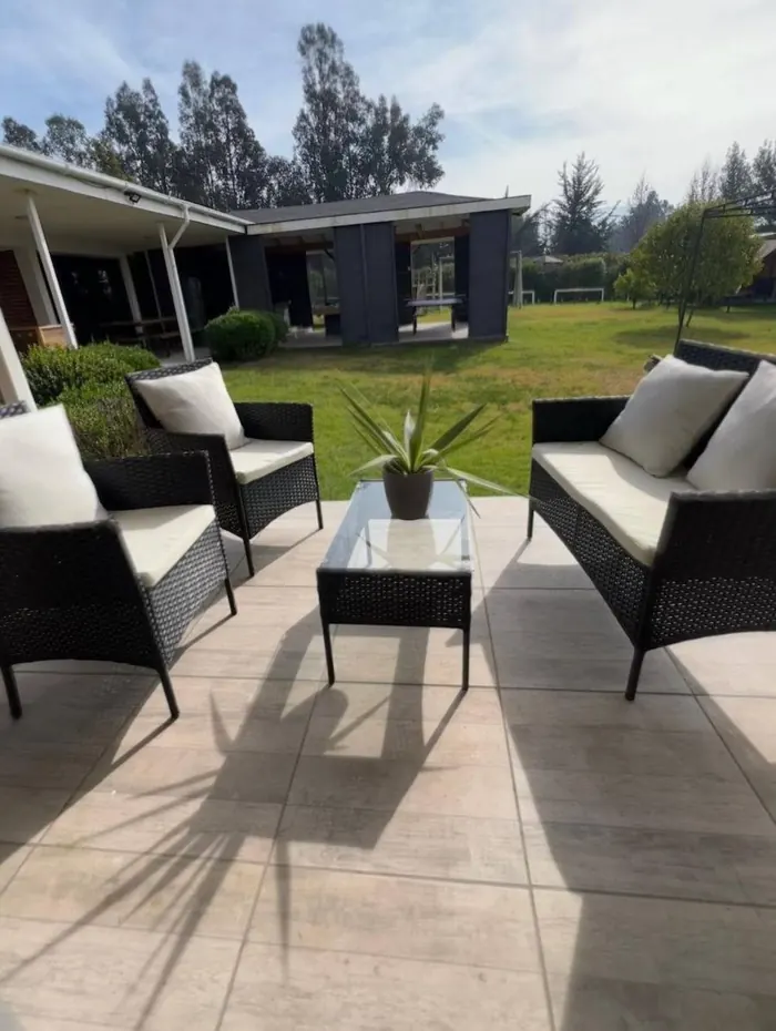 Terraza exterior con sillones